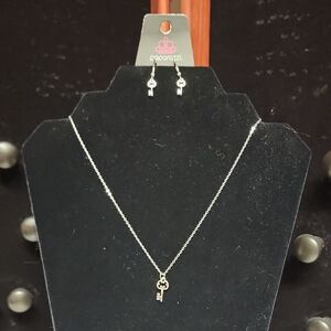 Paparazzi Necklace - Very Low Key - Silver